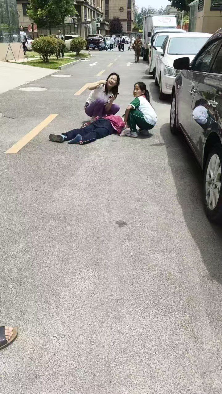 #吃瓜 单县人民路中学老师给初一学生穿小鞋，把学生逼跳楼了 #老师 #中学老师